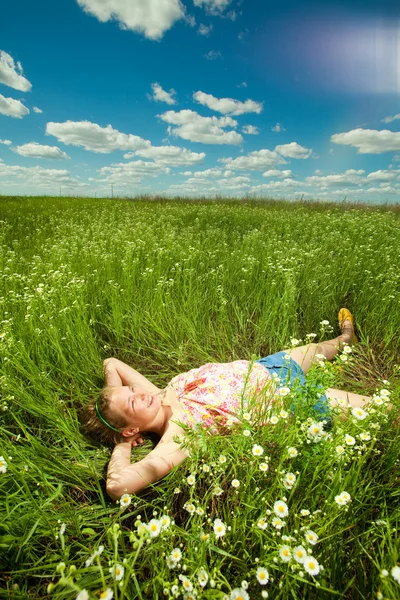 Симпатичная девушка, развлекающаяся на поле — стоковое фото