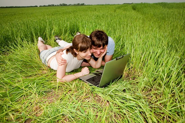 Dorywczo Szczęśliwa Para Laptopa Zewnątrz — Zdjęcie stockowe