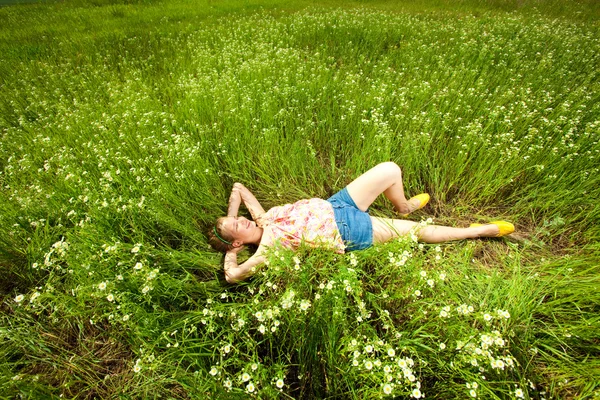 Menina bonita se divertindo no campo — Fotografia de Stock