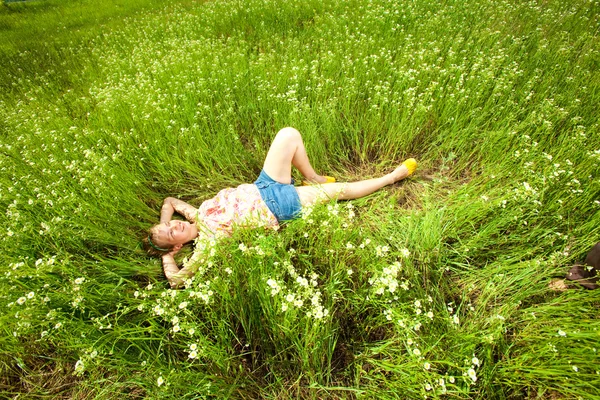 Hübsches Mädchen Hat Spaß Auf Dem Feld — Stockfoto