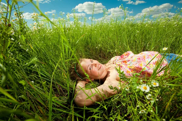 Chica bonita divirtiéndose en el campo — Foto de Stock