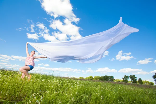 Hübsches Mädchen Hat Spaß Beim Fliegen Blauem Himmel — Stockfoto
