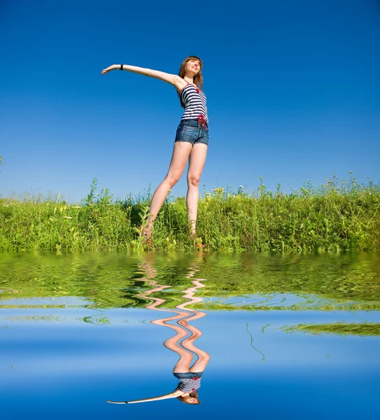 Ευτυχισμένη Κοπέλα Απολαμβάνει Καλοκαίρι Στο Φόντο Του Ουρανού Μπλε — Φωτογραφία Αρχείου