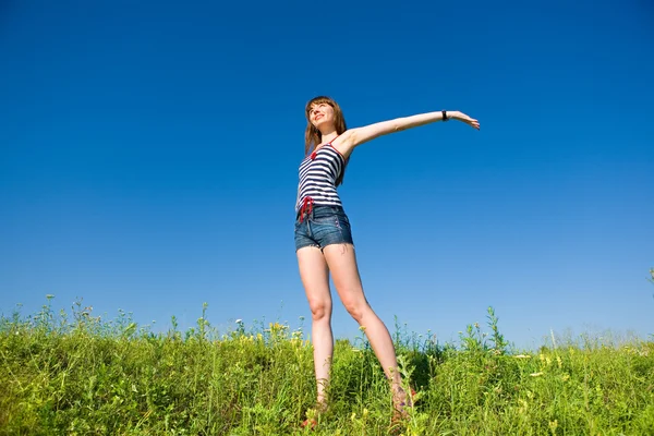 Glückliche junge Frau genießt den Sommer. vor blauem Hintergrund — Stockfoto