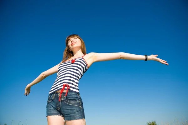 Šťastná mladá žena těší léto — Stock fotografie