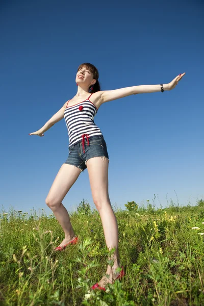 Lycklig Ung Kvinna Hoppar Ett Fält — Stockfoto