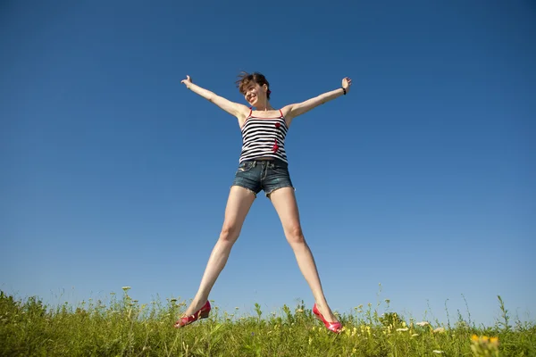 Szczęśliwa młoda kobieta na polu — Zdjęcie stockowe