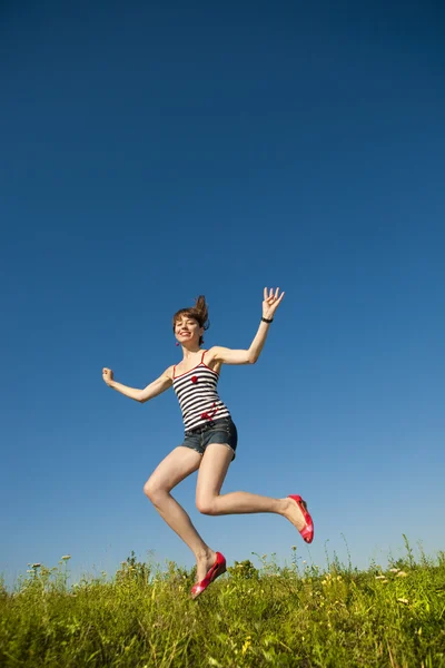 快乐的年轻女子在田间跳跃 — 图库照片
