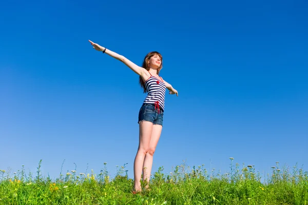 Счастливая молодая женщина наслаждается летом. На фоне синего — стоковое фото