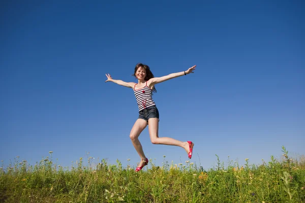 Glückliche Junge Frau Springt Ein Feld — Stockfoto