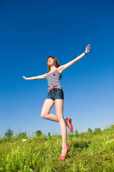 Šťastná Mladá Žena Těší Letní Pozadí Modré Oblohy — Stock fotografie