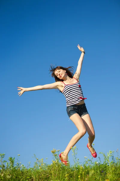 Bir Alanda Atlama Mutlu Bir Genç Kadın — Stok fotoğraf