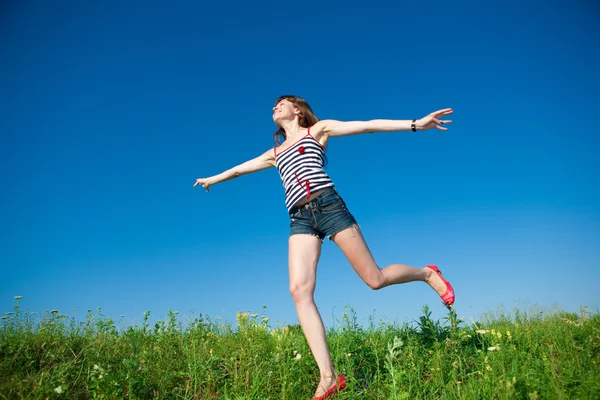 필드에 점프 하는 행복 한 젊은 여자 — 스톡 사진