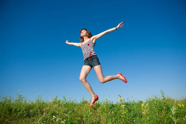 Счастливая Молодая Женщина Прыгает Поле — стоковое фото