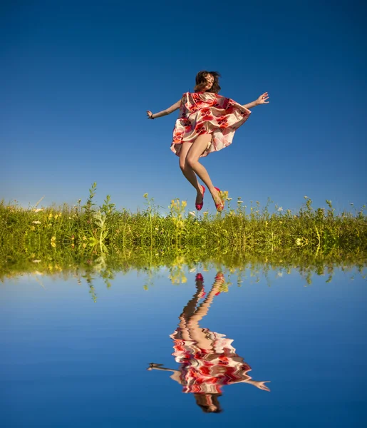Gelukkige Jonge Vrouw Springen Een Veld — Stockfoto