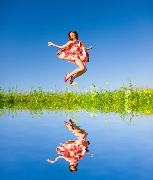Gelukkig Jonge Vrouw Springen Een Veld — Stockfoto