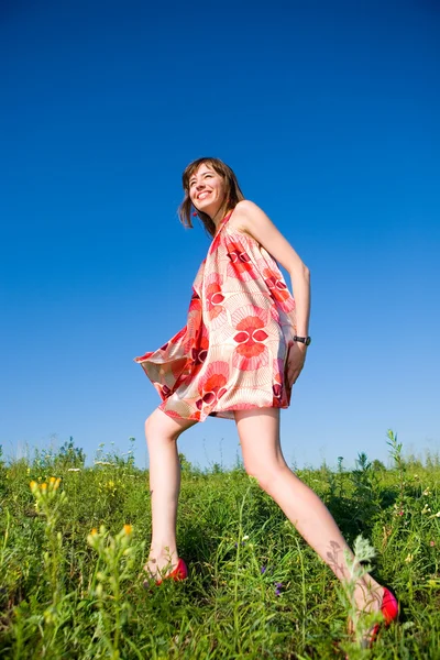 Szczęśliwa Dziewczyna Uciekając Łące Czerwona Sukienka Czerwone Buty Tle Błękitnego — Zdjęcie stockowe