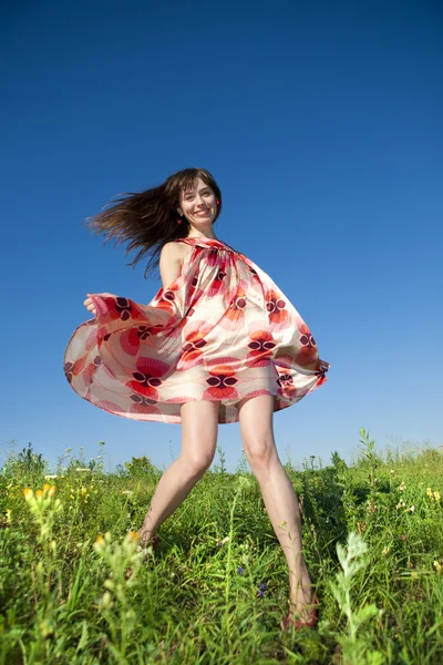 Bir alanda atlama mutlu bir genç kadın — Stok fotoğraf