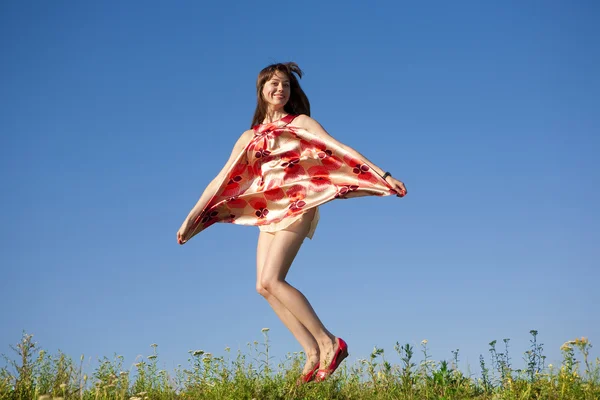 Joyeux jeune femme sautant dans un champ — Photo