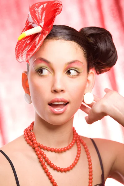 Trend model with a red flower on the head. Ideal skin. With a br — Stock Photo, Image