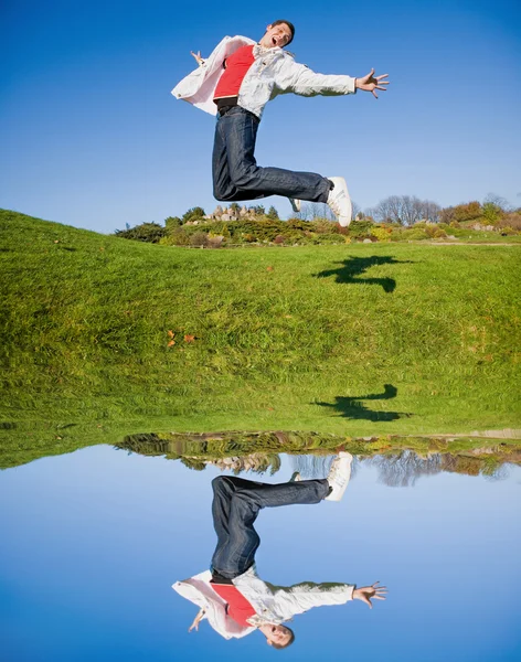 Son atlama mutlu bir genç adam - mavi gökyüzünde uçar — Stok fotoğraf