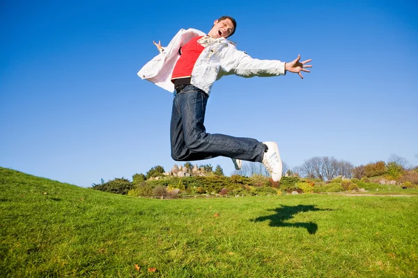 Счастливый Молодой Человек Прыгающий Конец Летит Голубом Небе — стоковое фото