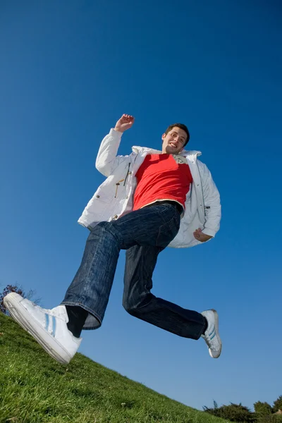 Felice Giovane Uomo Saltare Nel Cielo Blu — Foto Stock