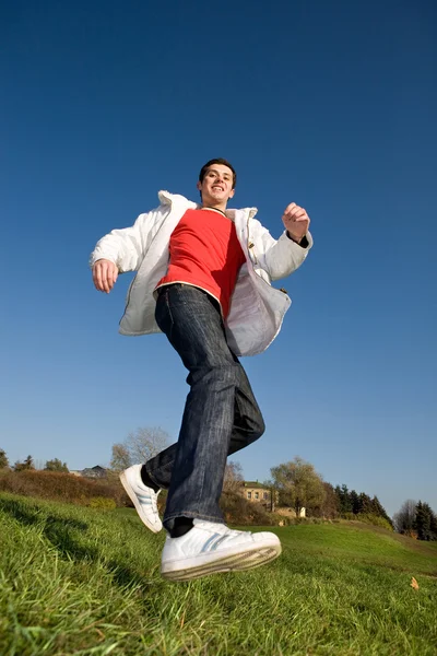 Glücklicher Junger Mann Springt — Stockfoto