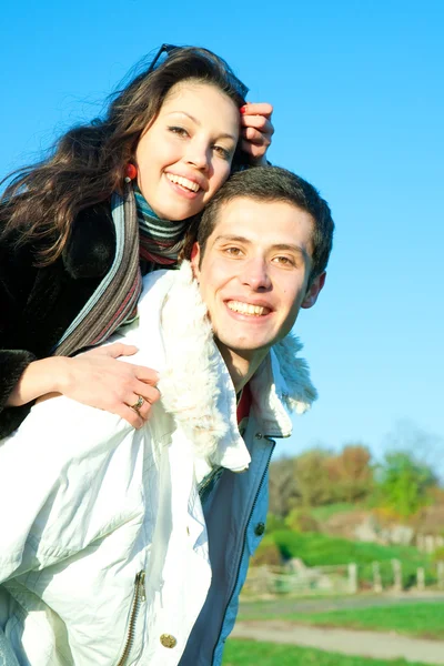 Young Love Couple Smiling Blue Sky — Stock Photo, Image