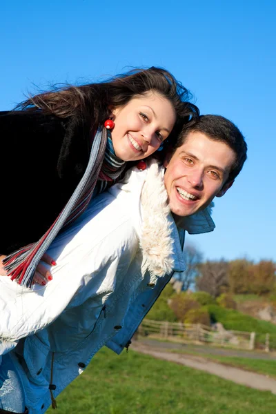 幸せな笑みを浮かべてカップル — ストック写真