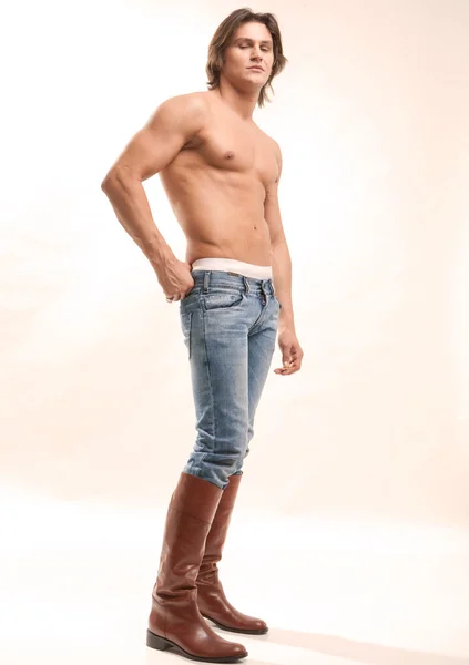 Man Het Shirt Jeans Laarzen Kale Romp — Stockfoto