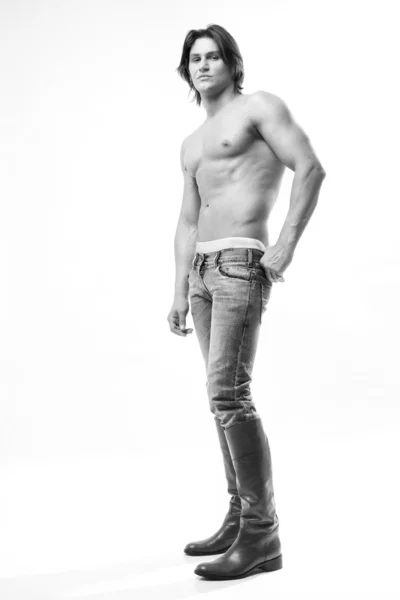 Mode shot van een jonge man in een jeans en laarzen. kale romp — Stockfoto