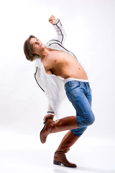 Man in het shirt, jeans en laarzen. kale romp — Stockfoto