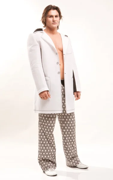 ヨーロッパ男のトレンディな若者のファッション ショットは現代的な布に身を包んだ 白いシャツ ズボン 靴の男 裸の胴 — ストック写真