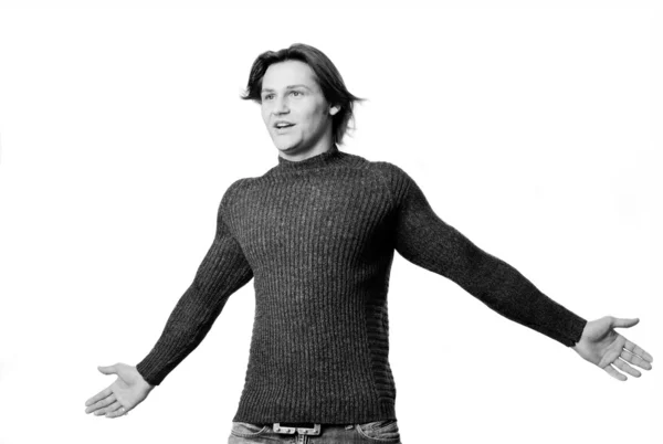 Hombres jóvenes vestidos con ropa moderna. En suéter y jeans . — Foto de Stock