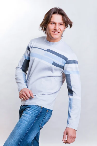 Hombres jóvenes vestidos con ropa moderna. En suéter y jeans —  Fotos de Stock