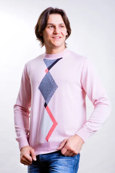 若い男性は現代的な服に身を包んだ セーターとジーンズ — ストック写真