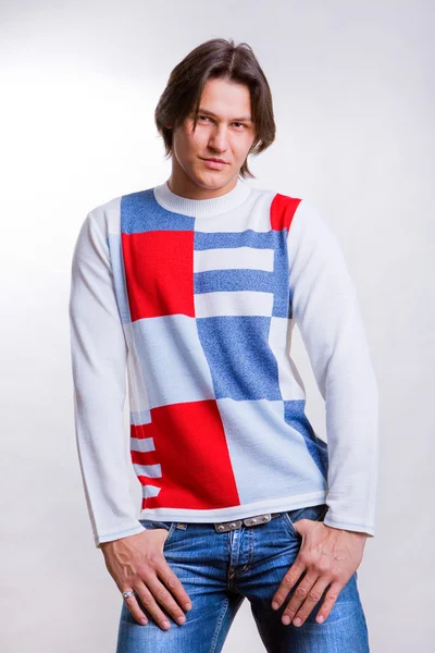 젊은 이들이 현대 옷을 입고. 스웨터와 청바지에 — 스톡 사진