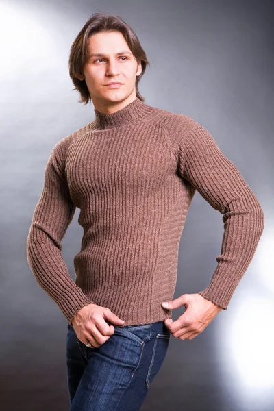Νεαροί άνδρες ντυμένοι με σύγχρονα ρούχα. σε ένα πουλόβερ και τζιν — Φωτογραφία Αρχείου