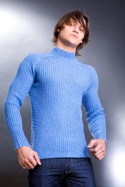 年轻男子穿着现代的衣服 蓝颜色的毛衣 — 图库照片