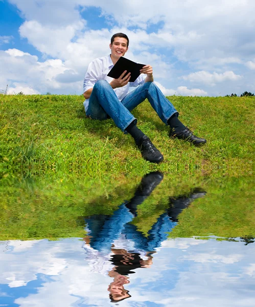 Молодий Чоловік Сидить Парку Насолоджуючись Свіжим Повітрям Читає Книгу — стокове фото