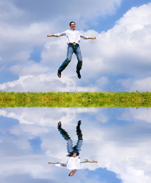 Gelukkig Man Springen Een Veld — Stockfoto