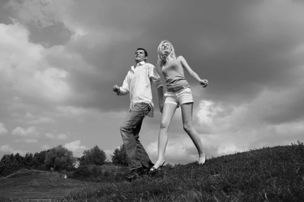 Young Couple Walking Summer Lawn — Stock Photo, Image