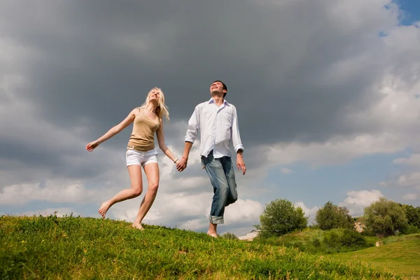 走过夏天草坪的年轻夫妇 — 图库照片