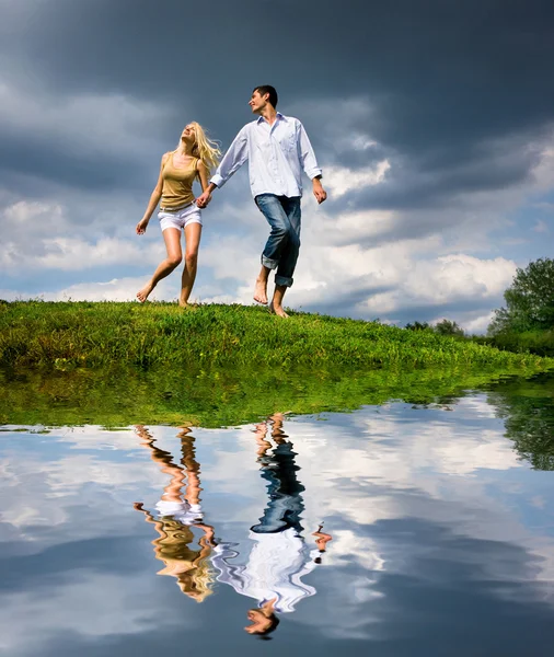 Young Couple Walking Summer Lawn — Stock Photo, Image