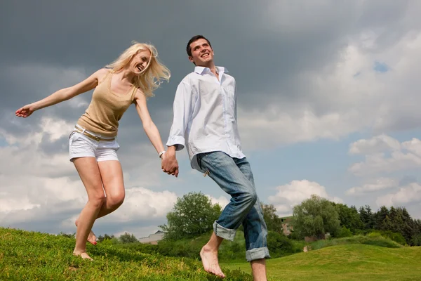 Joyeux Jeune Couple Sautant Dans Ciel Dessus Une Prairie Verte — Photo