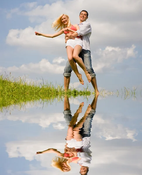 행복 한 젊은 사랑 부부-푸른 하늘 아래 점프 — 스톡 사진