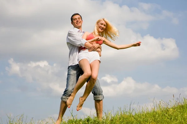 Gelukkig Jonge Liefde Paar Springen Onder Blauwe Hemel — Stockfoto