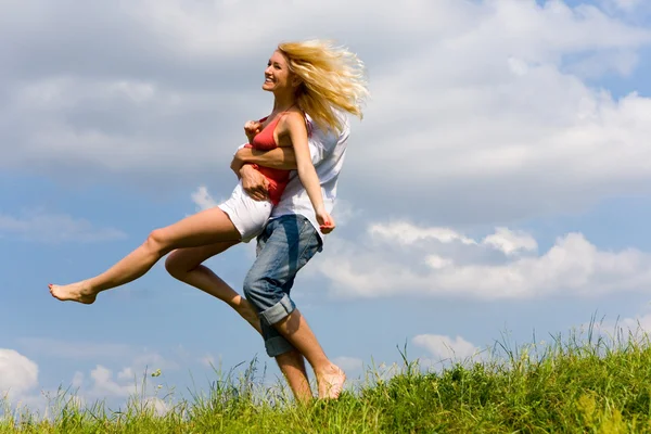Genç aşk kaç bahar çayır üzerinde eğleniyor — Stok fotoğraf