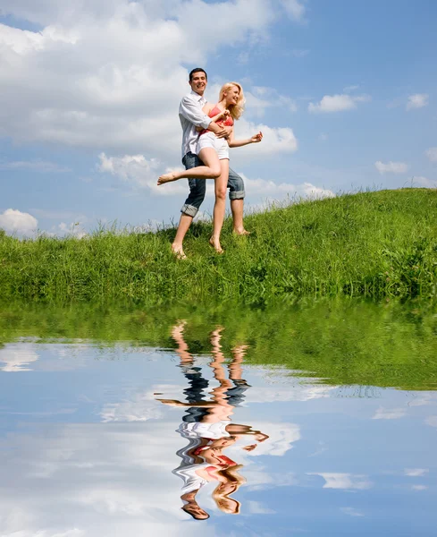 Para młoda miłość zabawy na wiosna łąka — Zdjęcie stockowe
